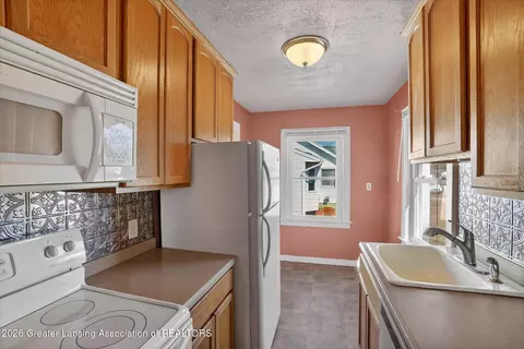Kitchen - 1905 Walnut St, Holt, MI 48842 photo 3 of 4