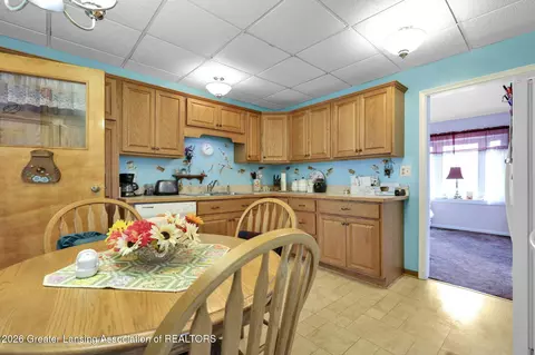 Kitchen - 7571 N Hartel Rd, Grand Ledge, MI 48837 photo 2 of 3