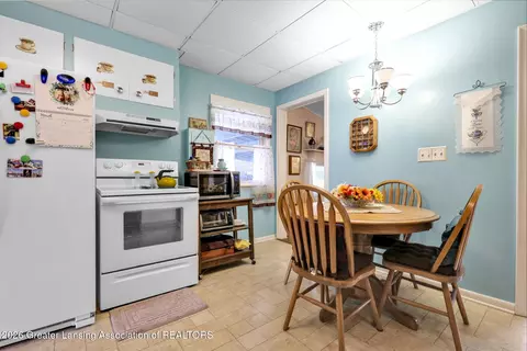 Kitchen - 7571 N Hartel Rd, Grand Ledge, MI 48837 photo 3 of 3