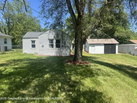 826 R G Curtiss Ave, Lansing, MI 48911