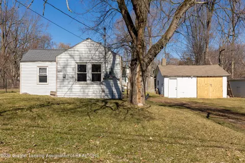 826 R G Curtiss Ave, Lansing, MI 48911