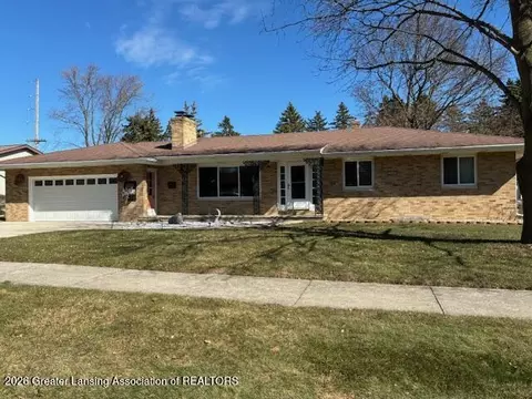 1003 Hampshire Dr, Saint Johns, MI 48879