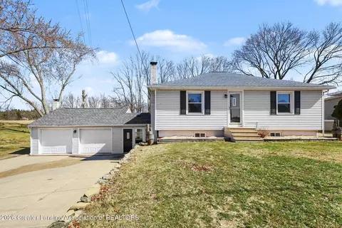 225 Ackerson Lake Dr, Jackson, MI 49201