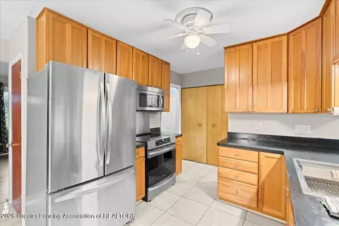 Kitchen - 3783 Wisteria Ln, Dewitt, MI 48820 photo 3 of 5