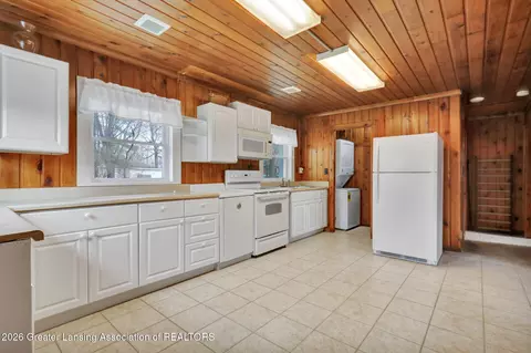 Kitchen - 1692 Bliss St, Haslett, MI 48840 photo 2 of 2