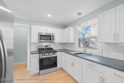 Entry Way - 920 Clyde St, Lansing, MI 48915 photo 2 of 3