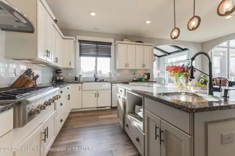 Kitchen - 13624 Sienna Pass, Dewitt, MI 48820 photo 5 of 9