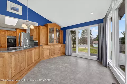Kitchen - 13780 Hamersley Dr, Bath, MI 48808 photo 6 of 8