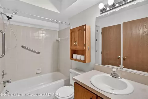 Bath - 976 Riverview Ct, Williamston, MI 48895 photo 1 of 4