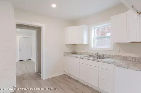 Entry Way - 1027 Britten Ave, Lansing, MI 48910 photo 2 of 9