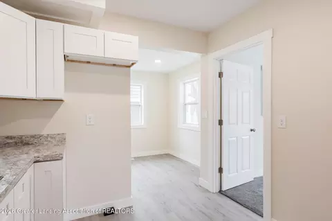 Entry Way - 1027 Britten Ave, Lansing, MI 48910 photo 4 of 9