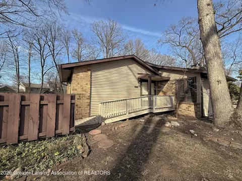2551 Chatham Woods Dr, Grand Rapids, MI 49546