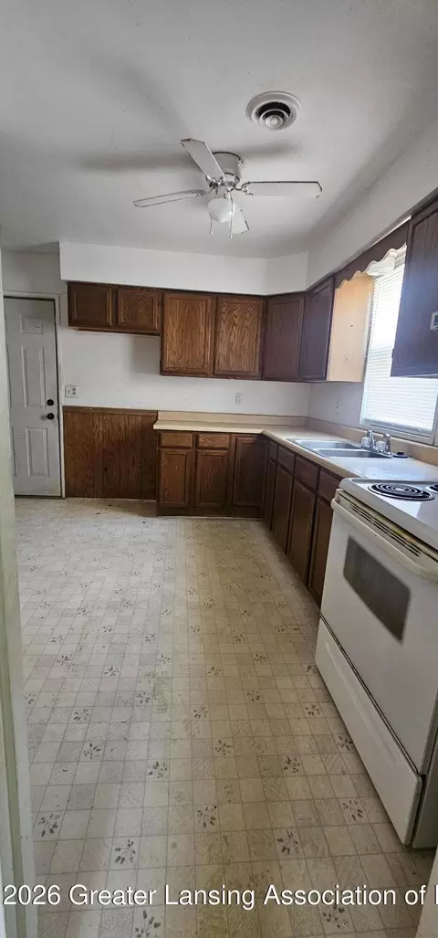 1422 Warwick Dr, Lansing, MI 48910 photo 6