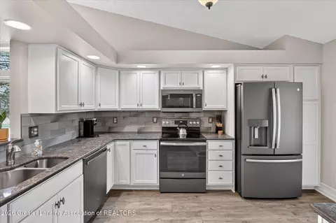 Kitchen - 4203 Hamlet Cv, Bath, MI 48808 photo 2 of 5