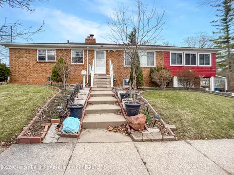 2801 Chatham Rd, Lansing, MI 48910