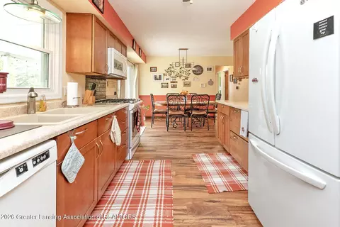 Kitchen - 12565 Mckouen Dr, Dewitt, MI 48820 photo 2 of 4