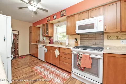 Kitchen - 12565 Mckouen Dr, Dewitt, MI 48820 photo 3 of 4