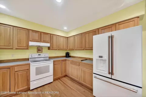 Kitchen - 2183 N Burning Tree Cir, Owosso, MI 48867 photo 4 of 6