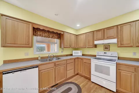 Kitchen - 2183 N Burning Tree Cir, Owosso, MI 48867 photo 5 of 6