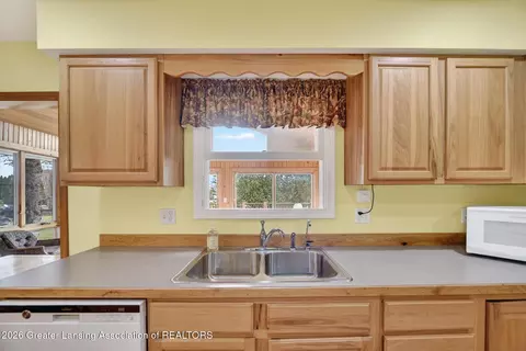 Kitchen - 2183 N Burning Tree Cir, Owosso, MI 48867 photo 6 of 6