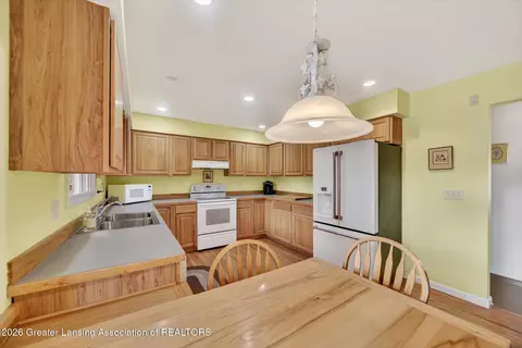 Kitchen - 2183 N Burning Tree Cir, Owosso, MI 48867 photo 2 of 6