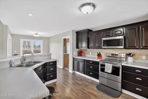 Kitchen - 860 Gaiser Rd, Owosso, MI 48867 photo 3 of 4