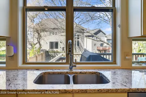 Kitchen - 16777 Cedarbrook Dr, Haslett, MI 48840 photo 4 of 7