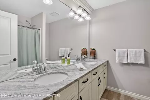 Bath - 16777 Cedarbrook Dr, Haslett, MI 48840 photo 3 of 4