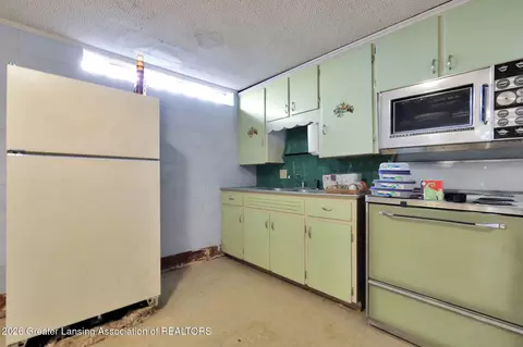 Kitchen - 12349 Broadbent Rd, Lansing, MI 48917 photo 3 of 3