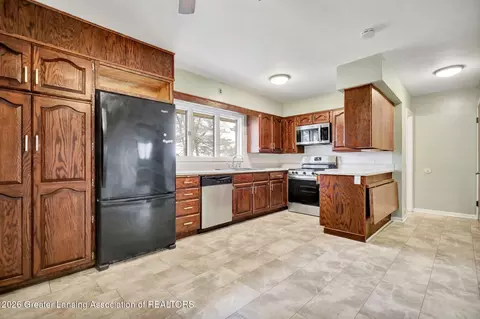 Kitchen - 12349 Broadbent Rd, Lansing, MI 48917 photo 2 of 3