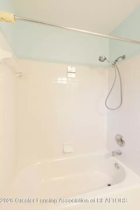 Bath - 5610 Silverleaf Ct, Haslett, MI 48840 photo 8 of 8