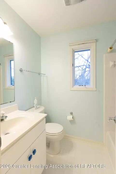 Bath - 5610 Silverleaf Ct, Haslett, MI 48840 photo 7 of 8