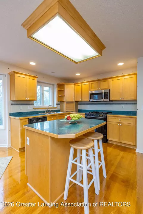 Kitchen - 5610 Silverleaf Ct, Haslett, MI 48840 photo 5 of 6