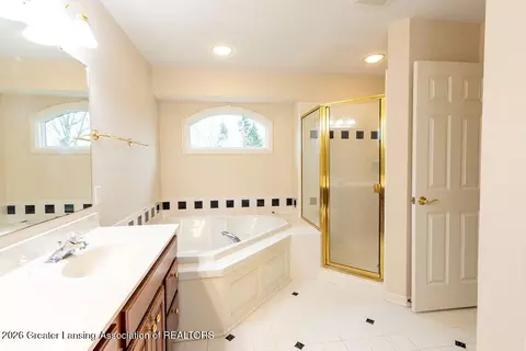 Bath - 5610 Silverleaf Ct, Haslett, MI 48840 photo 3 of 8