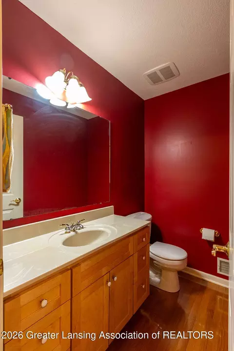 Bath - 5610 Silverleaf Ct, Haslett, MI 48840 photo 1 of 8