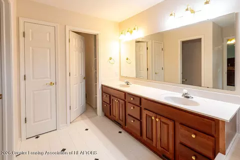 Bath - 5610 Silverleaf Ct, Haslett, MI 48840 photo 2 of 8