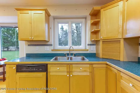 Kitchen - 5610 Silverleaf Ct, Haslett, MI 48840 photo 4 of 6