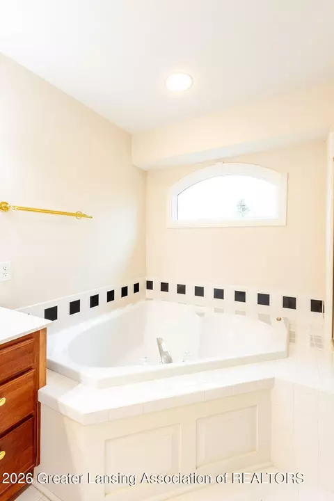 Bath - 5610 Silverleaf Ct, Haslett, MI 48840 photo 5 of 8