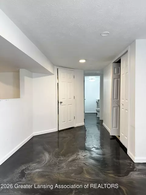 Entry Way - 600 E Cavanaugh Rd, Lansing, MI 48910 photo 10 of 11