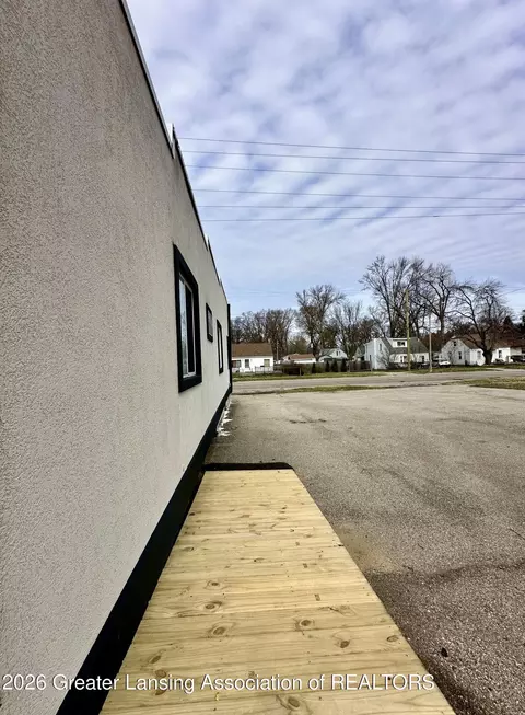 Exterior - 600 E Cavanaugh Rd, Lansing, MI 48910 photo 7 of 8