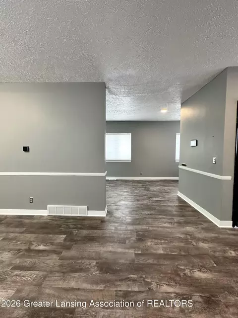Entry Way - 600 E Cavanaugh Rd, Lansing, MI 48910 photo 4 of 11