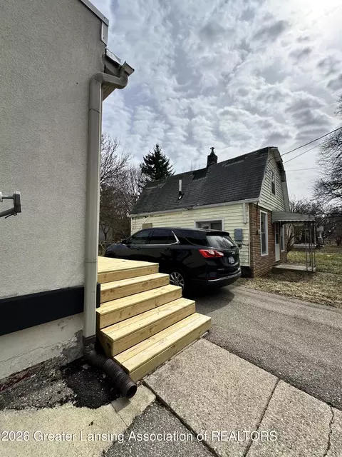 Exterior - 600 E Cavanaugh Rd, Lansing, MI 48910 photo 3 of 8