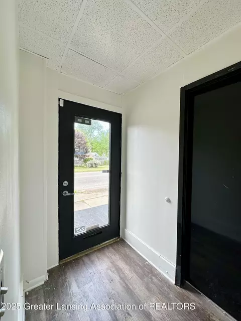 Entry Way - 600 E Cavanaugh Rd, Lansing, MI 48910 photo 2 of 11