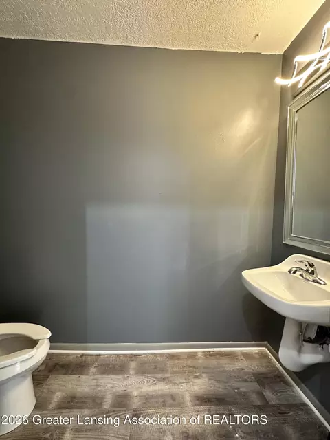 Bath - 600 E Cavanaugh Rd, Lansing, MI 48910 photo 2 of 3