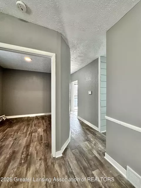 Entry Way - 600 E Cavanaugh Rd, Lansing, MI 48910 photo 8 of 11