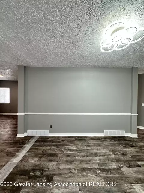 Living - 600 E Cavanaugh Rd, Lansing, MI 48910 photo 3 of 4