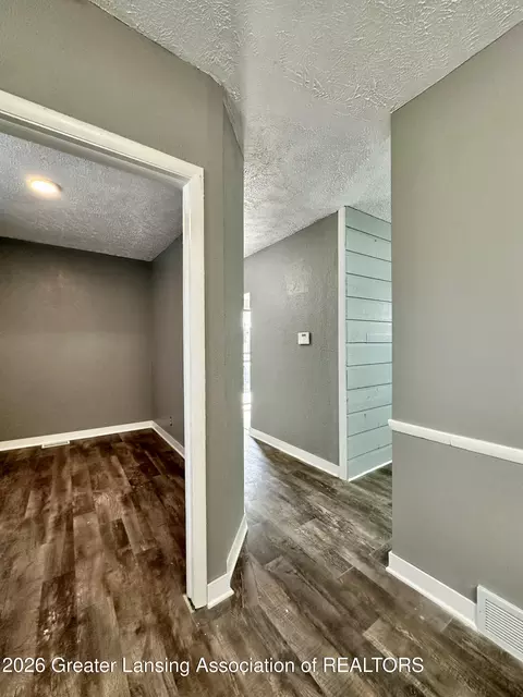 Entry Way - 600 E Cavanaugh Rd, Lansing, MI 48910 photo 7 of 11