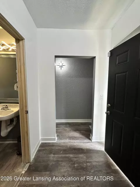 Entry Way - 600 E Cavanaugh Rd, Lansing, MI 48910 photo 9 of 11