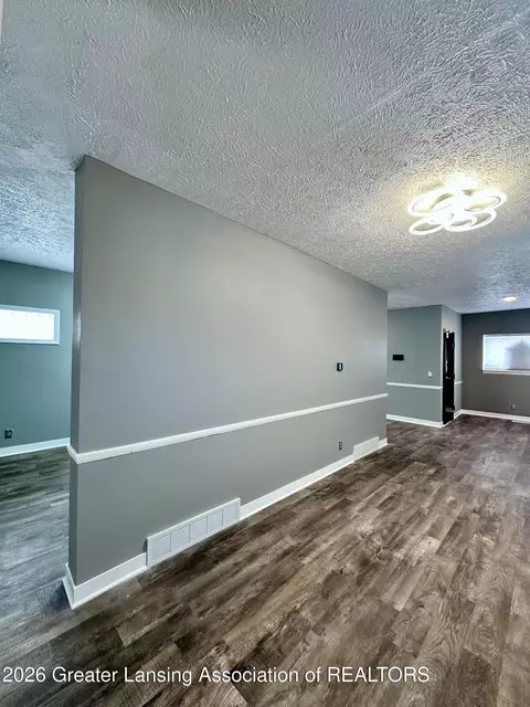 Entry Way - 600 E Cavanaugh Rd, Lansing, MI 48910 photo 6 of 11