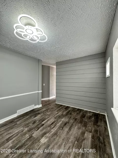 Entry Way - 600 E Cavanaugh Rd, Lansing, MI 48910 photo 5 of 11